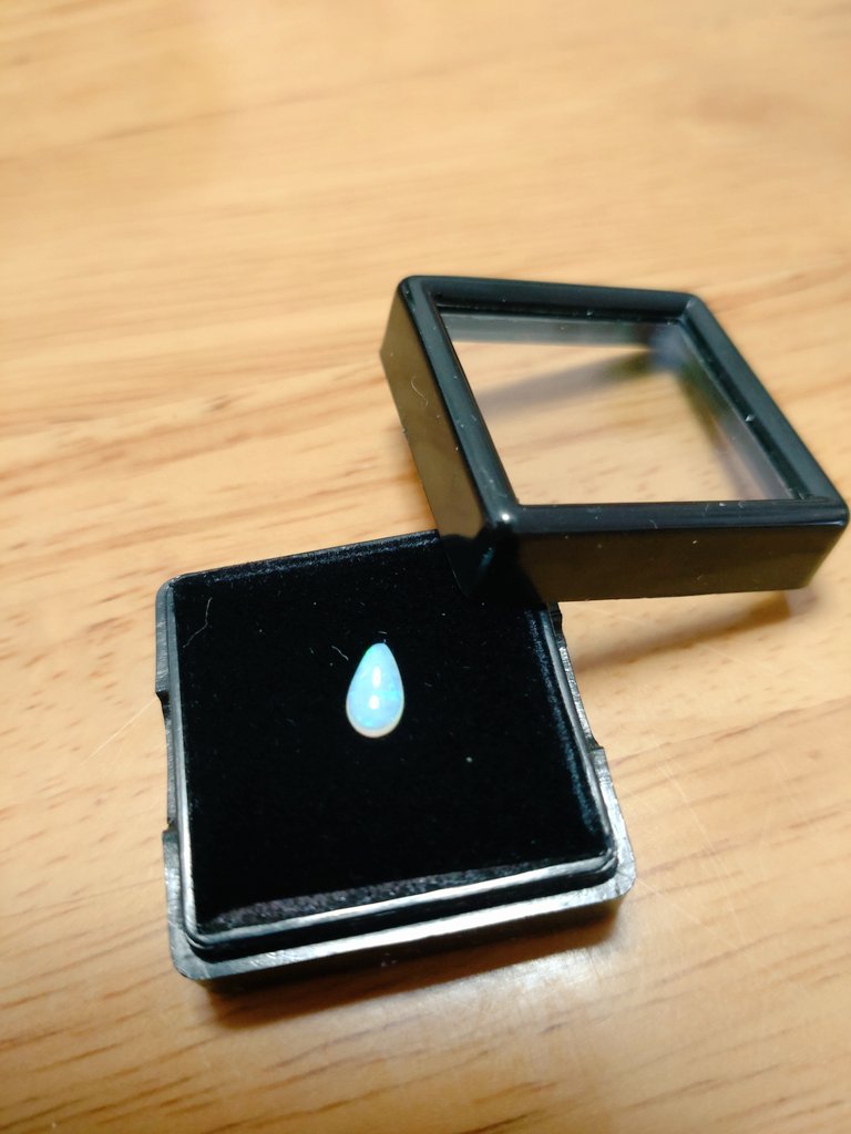恒例の石イベはしご忘備録。
1件目 浅草橋のちょっとGem散歩。
くじを引いてオパールをいただきました。
ミルキーブルーがふわっと発光するような可愛い子。
お菓子とドリンクもいただいてしまった。
お店の名前伺ったんだけど忘れてしまったけど、どら焼き美味しかったなぁ。

#ちょっとGem散歩