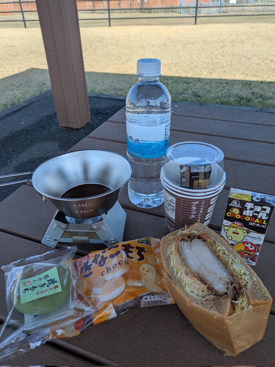YodakinBo_Rider's tweet photo. 昨日の2月28日と今日の3月1日、たった1日違いだけど月が変わるだけでシールド越しの景色や雰囲気もグッと変わる。
今日はmotoGP開幕戦やバスケW杯予選の放送もあるしで大人しくするつもりがつい陽気に誘われ……
さんきょうみらい豚のカツサンドとおやつでのんびり。

#XSR155
#155cc https://t.co/uV8CjOP2fo