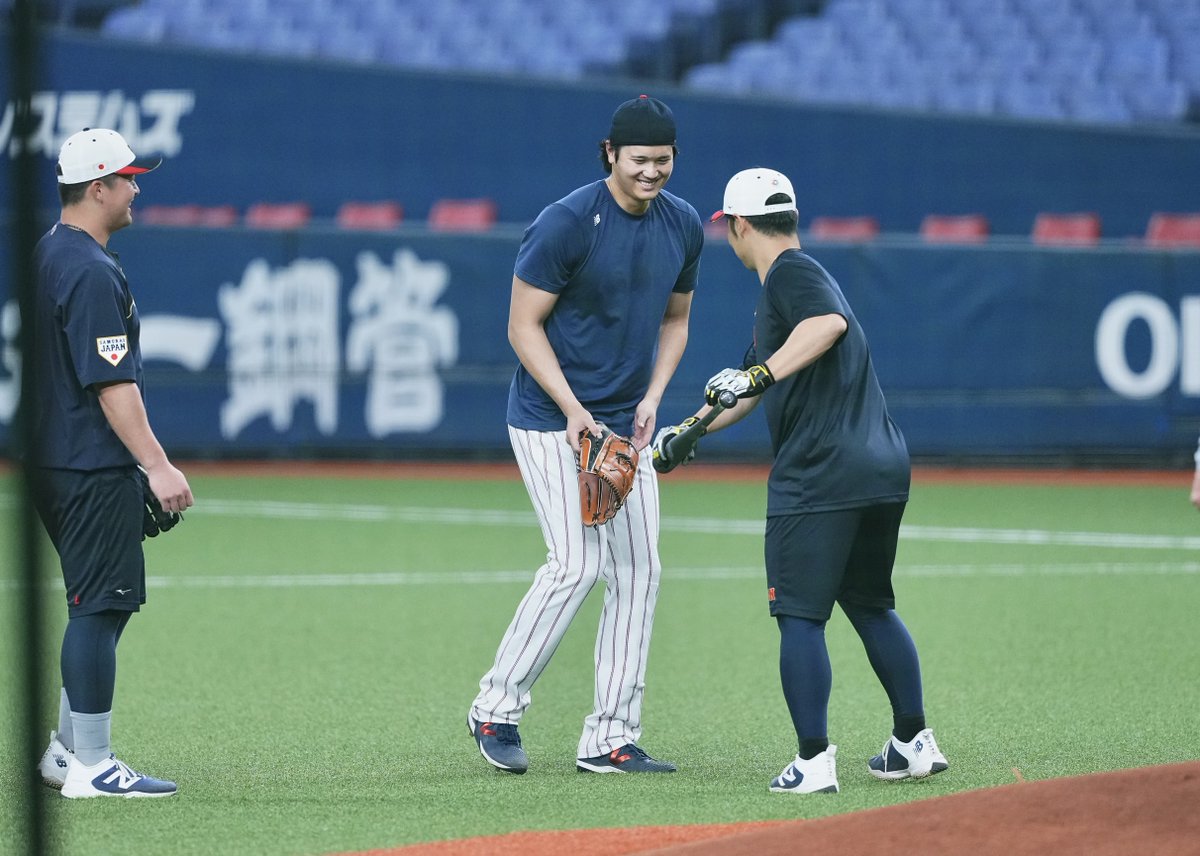 Fullcountc2's tweet photo. 【#侍ジャパン  🇯🇵】

#大谷翔平 選手をバットで攻撃する #近藤健介 外野手⁉️

仲の良さが垣間見れます😄

Photo by Yasushi Kobayashi https://t.co/tAgTwlhaOj