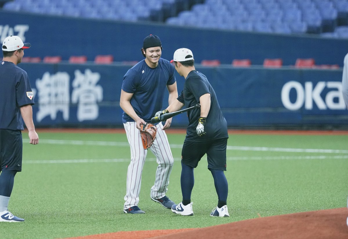 Fullcountc2's tweet photo. 【#侍ジャパン  🇯🇵】

#大谷翔平 選手をバットで攻撃する #近藤健介 外野手⁉️

仲の良さが垣間見れます😄

Photo by Yasushi Kobayashi https://t.co/tAgTwlhaOj