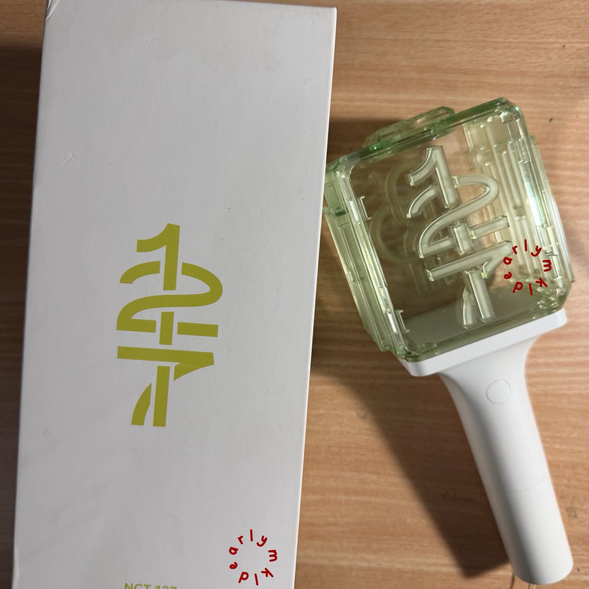 wts // want to sell

lightstick nct 127 (+emblem nct dream)
worn already but still in good condi
520K and only COD di stasiun, kalau bisa bogor line ajaa
condi and more info by dm yaah! <3
kindly mention after dm, negotiable !

t. ls nct ilichil dream jual