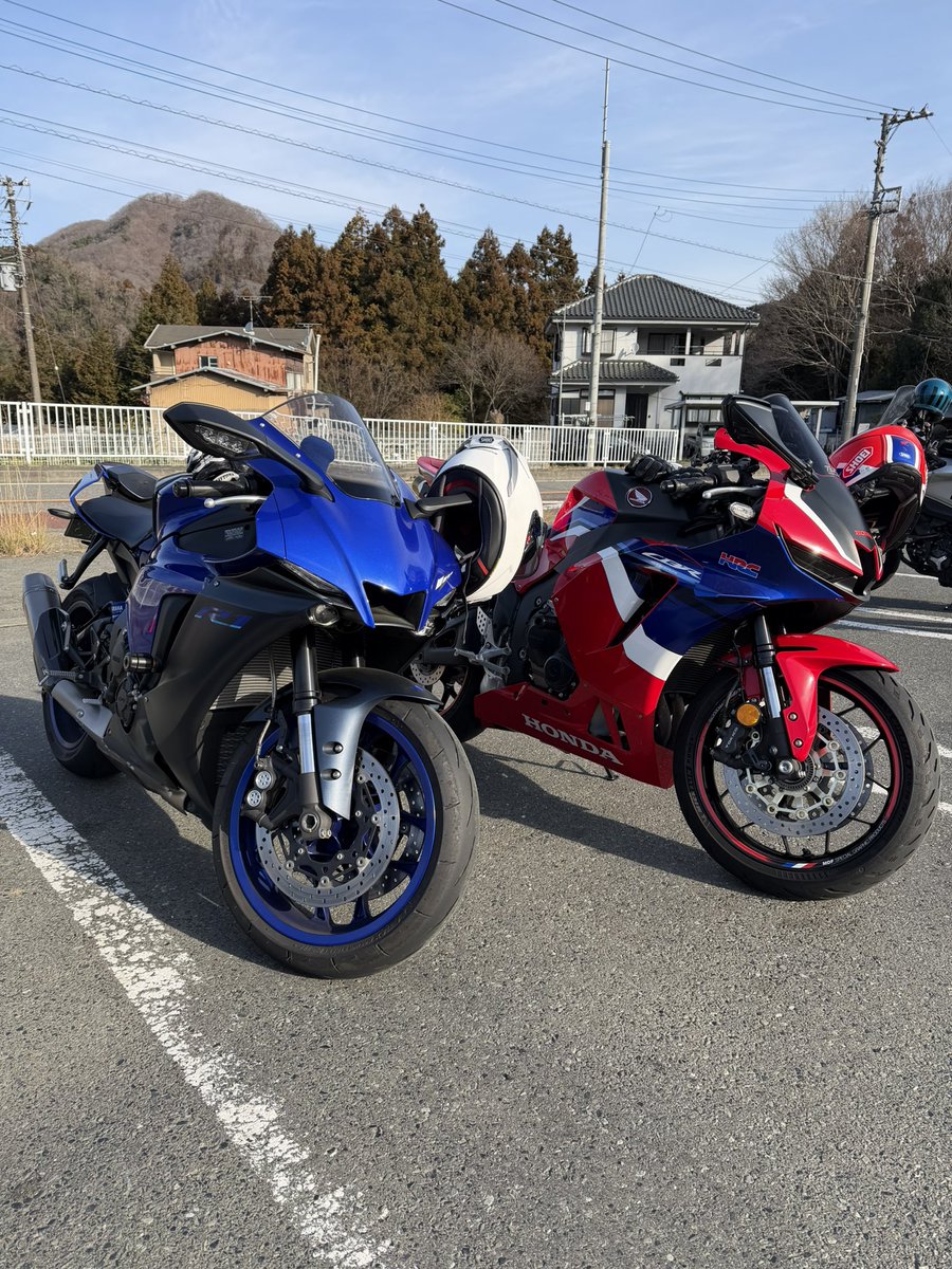 Neo_cbr's tweet photo. 中村麺三郎商店
ロクダボに5台ほどすれ違いました。大人気ですね。
#cbr600rr
#yzfr1 https://t.co/fmxAaEEx5I