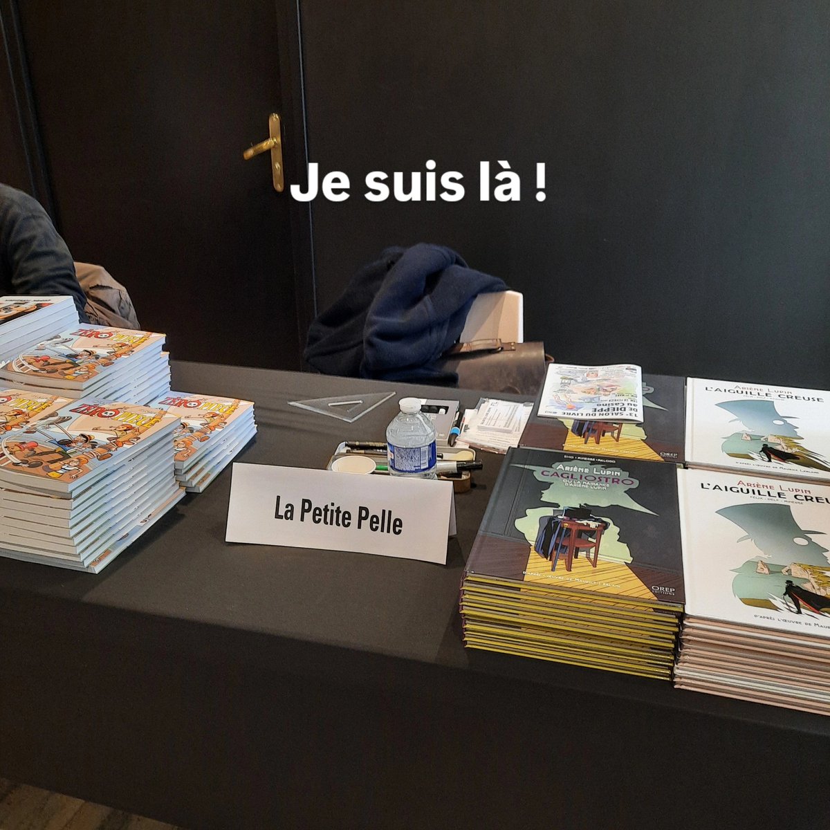 LaPetitePelle's tweet image. J'y étais hier, et j'y suis encore aujourd'hui ! Où ça ? Au salon du livre de Dieppe ! 😚 #lapetitepelle #lpp #ZeroPiece #ArseneLupinBD #dédicaces #bandedessinée #BD @jungleeditions @OREPEditions