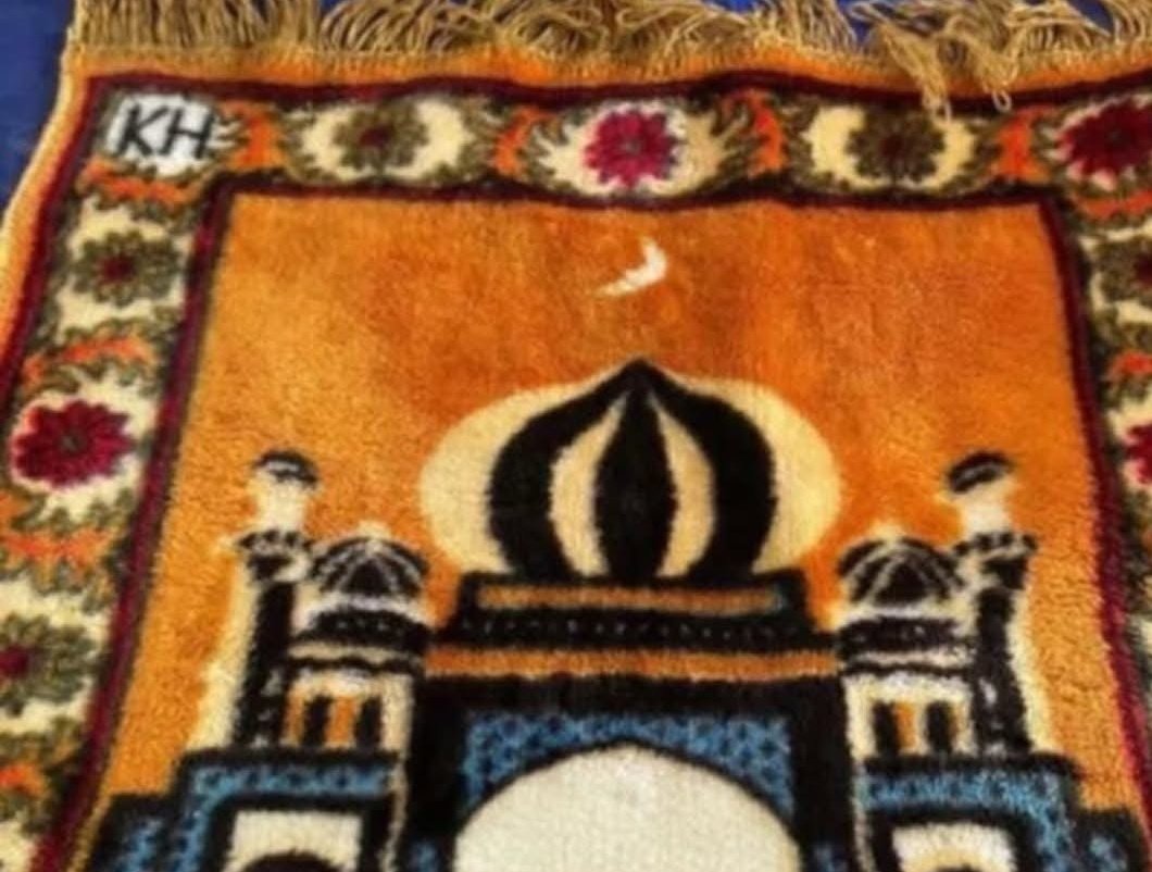 Astaghfirullah sholat pas puasa bkin ga khusyuk  gara² liat sajadah mirip dumpling keju