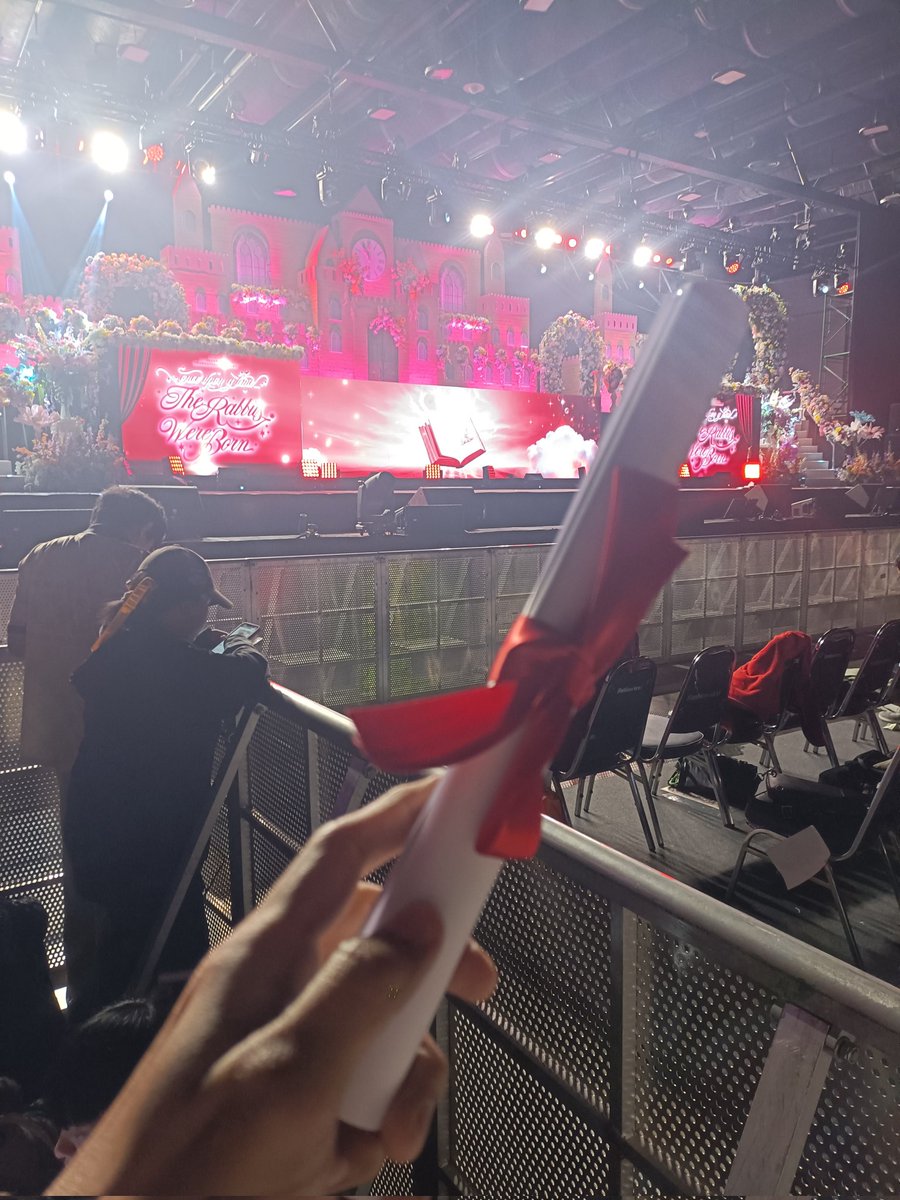 oomie9's tweet photo. รอโยนฉลองแล้วว
#BNK483rdGenConcert
#BNK48 https://t.co/wwrgQBbh6C