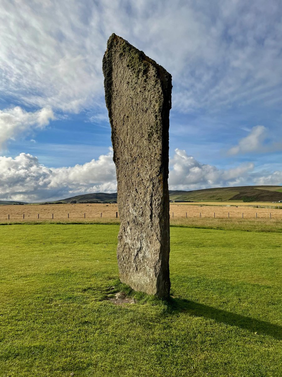 KPW1453's tweet image. One of the standing stones that form the Stones of Stenness on Orkney. The Neolithic monument dates to around 3100 – 2900 BC, and is part of the ‘Heart of Neolithic Orkney World Heritage Site’. 📸 My own. #StandingStoneSunday #Prehistory #Orkney