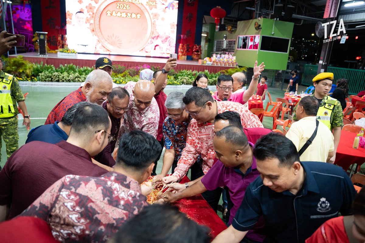 tzafrul_aziz's tweet image. Buka puasa kali ni… bukan biasa-biasa. Siap ada “yee sang” sekali 😄🥢✨

Alhamdulillah dapat bersama komuniti di Majlis CNY Perpaduan Ampang.

Turut hadir YB Yew Jia Haur dan YB Altimet.

Perpaduan hidup dalam komuniti.

#TZA #Perpaduan #CNY #Ramadan2026