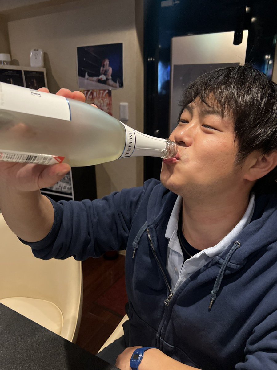 raevatein31's tweet photo. マヨネーズの日です

38歳になりました。19ダブル。今年はセパブル上がり目年🎯

昨日は、リーグメンの高橋匠プロの繋がり(たくちゃん送迎ありがとー)で草加で@step_up_darts さん主催のダーツ大会参加後に、

長年の友達の西龍輝君がついに自分の店(@VestShotDarts )を出したと言う事でお祝いしに行く予定が、逆におたおめ祝われてシャンパン頂いてしまいました。禁酒してるのにね？笑

1日で、つくば→草加→北浦和→つくばで途中でダーツ投げて(全部真剣勝負)筋肉痛です。

新しいバレルにも慣れてダーツの調子も良いので、これからもちょくちょく言語化しますが鬱陶しい方はミュートで構いません(フォローは外さないで🥹)

よろしくお願いします
