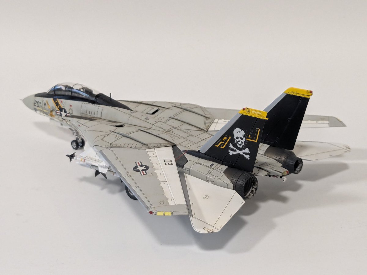 haruharuminato's tweet photo. ファインモールド 1/72 F-14Aトムキャット
ハイビジのジョリーロジャースはやはり格好良い！
12月、SAコンのお題に取り組む前に完成させようと始めましたが、寒さで遅々として製作が進まず、ようやく完成しました。近いうちに、巷で話題のタミヤ製も作ってみようと思います。 https://t.co/HOK04F9Gax