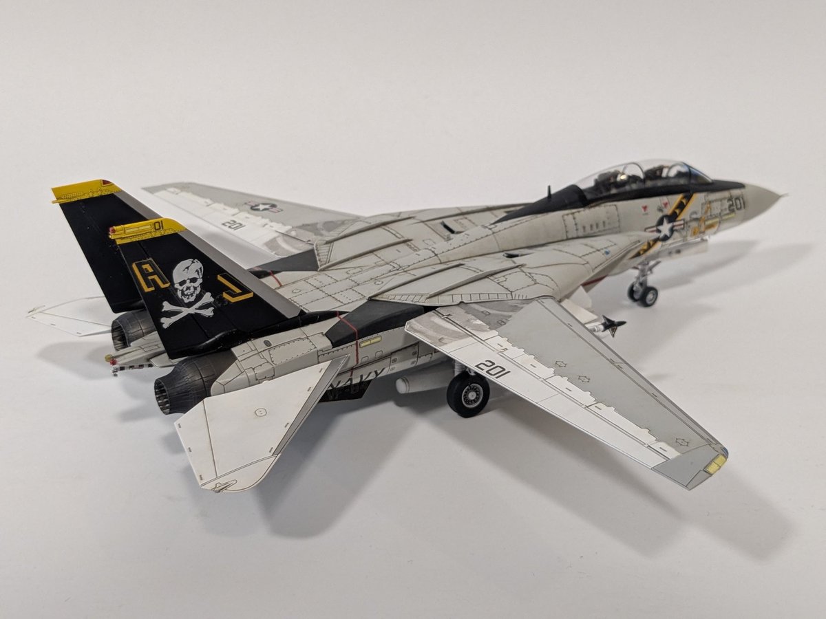 haruharuminato's tweet photo. ファインモールド 1/72 F-14Aトムキャット
ハイビジのジョリーロジャースはやはり格好良い！
12月、SAコンのお題に取り組む前に完成させようと始めましたが、寒さで遅々として製作が進まず、ようやく完成しました。近いうちに、巷で話題のタミヤ製も作ってみようと思います。 https://t.co/HOK04F9Gax