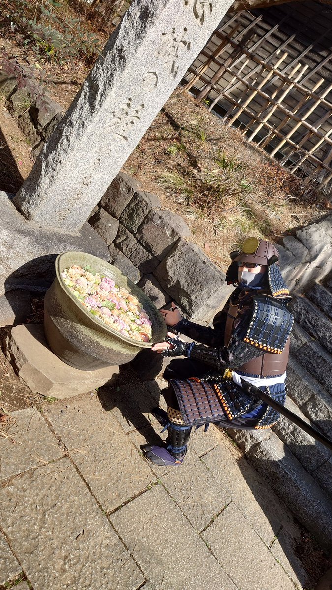 hetarehanter's tweet photo. 友達と、侍になってきた！重たくて大変だけど、楽しかった✨歴史好き、侍好きの皆、是非！
忍城SAMURAI体験 | 埼玉県行田市観光ガイド - 行田市観光NAVI https://t.co/Ex41Xab9T4
#忍城バスターミナル観光案内所
#行田　#甲冑　#侍
#花手水 https://t.co/DxWfNJwO1d