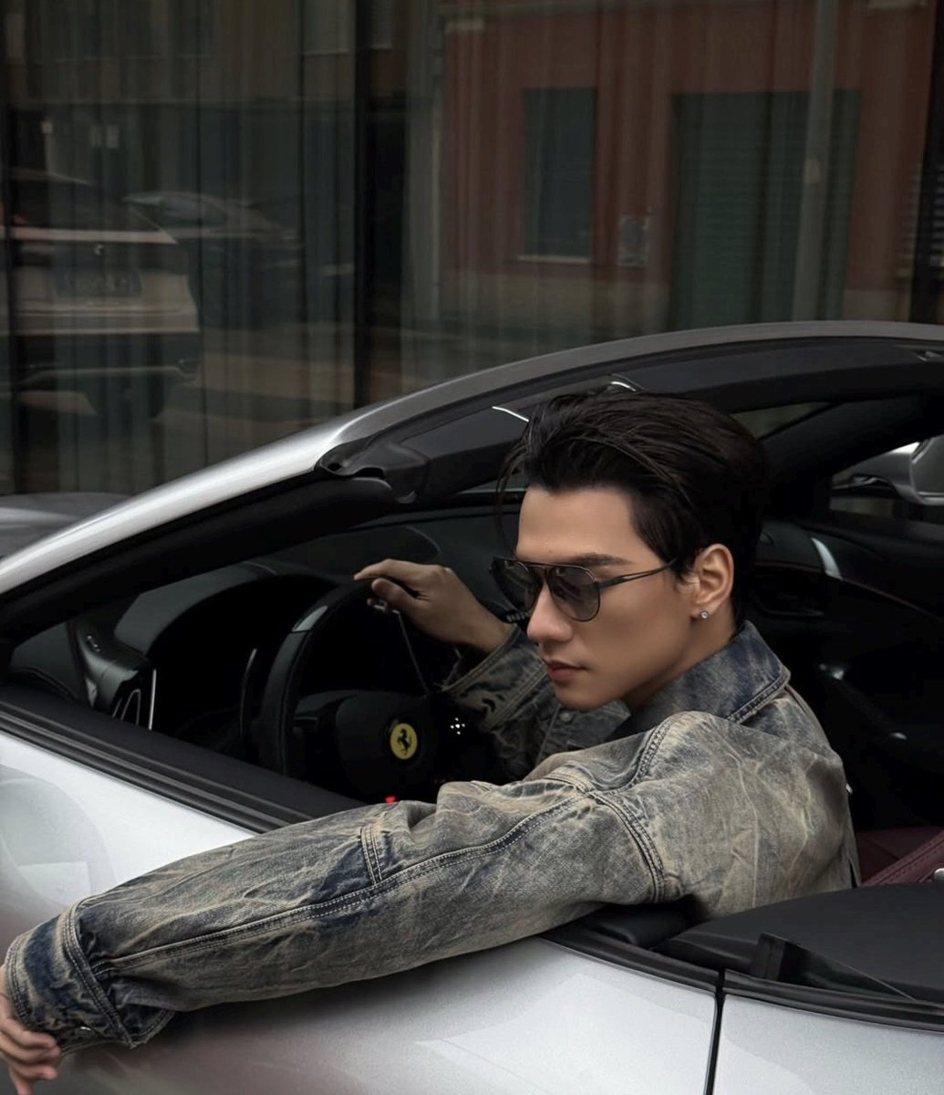 EverydaynewsTH's tweet photo. พ่อครูสุดฮอต🔥 "เก่ง หฤษฎ์" @harit_keng อวดภาพสุดฮอตหลังร่วมชมแฟชันโชว์ FERRAR คอลเลกชันใหม่ Fall Winter 2026 ที่จัดขึ้นที่มิลาน ประเทศอิตาลี
KENG WITH FERRARI FW26 #FERRARIXKENGHARIT #FERRARIFW26 #FERRAR #MFW26 @ferraristore #KengHarit https://t.co/3ivtcy9alQ