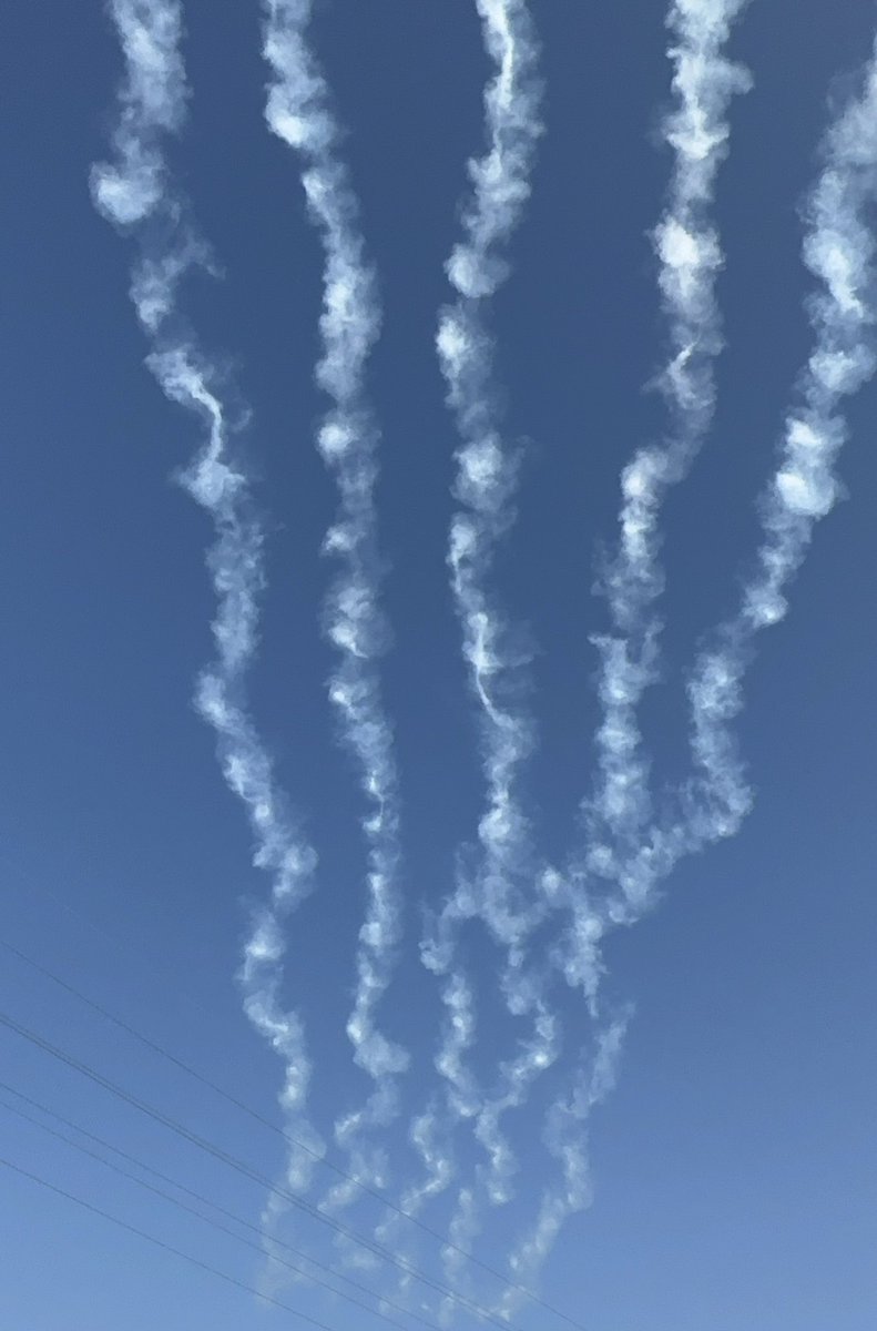 yukabaz's tweet photo. 小牧基地航空祭　ブルーインパルス

動画も写真もたくさん撮りました♪
iPhoneですがなかなかいい感じです♪ https://t.co/gsWTALW1a0