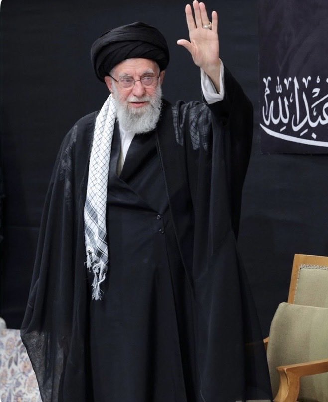 Ey Şehîd Dr. Qasimlo! Di kesayetiya te de, serî de Şehîd Jîna Emînî û ji bo hemû şehîdan mizgînî be: Kujerê we û xwînmij Xamaney, bi destên Netenyahû hatiye mirtkirin!