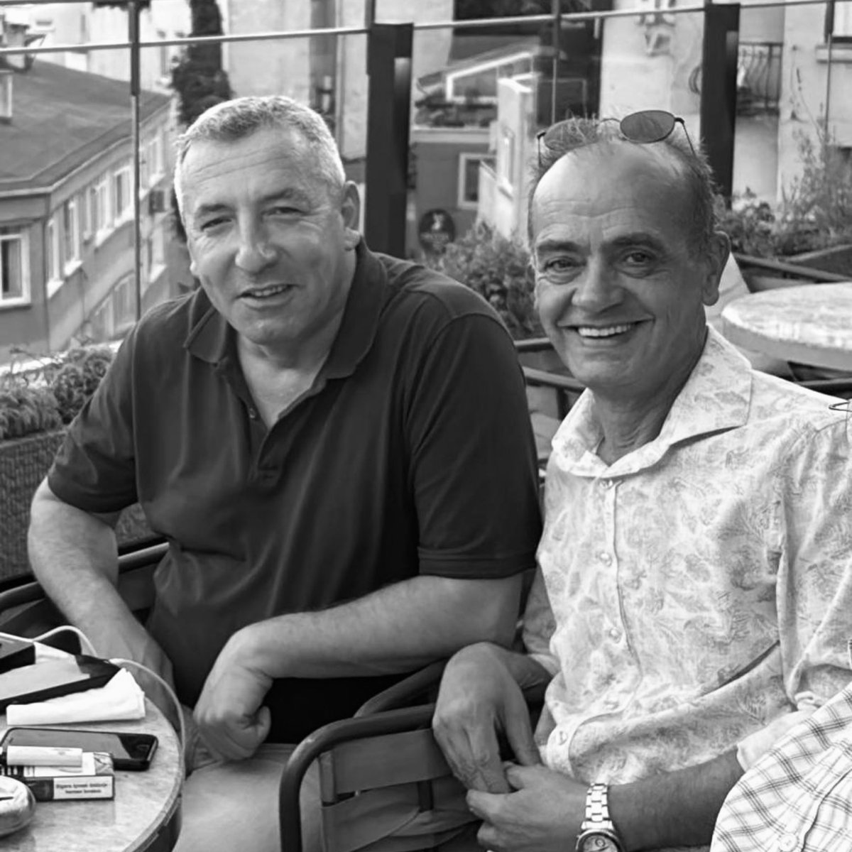 Değerli ağabeyim, omuzdaşım, partimizin Kurucu Genel Sekreteri Ali Kırmızıbayrak’ı kaybetmenin derin üzüntüsünü yaşıyorum.

Ali ağabey; sadece bir yol arkadaşımız değil, aynı zamanda dava bilinci, ilkeli duruşu ve fedakâr mücadelesiyle örnek bir isimdi. Kuruluş sürecimizde ortaya