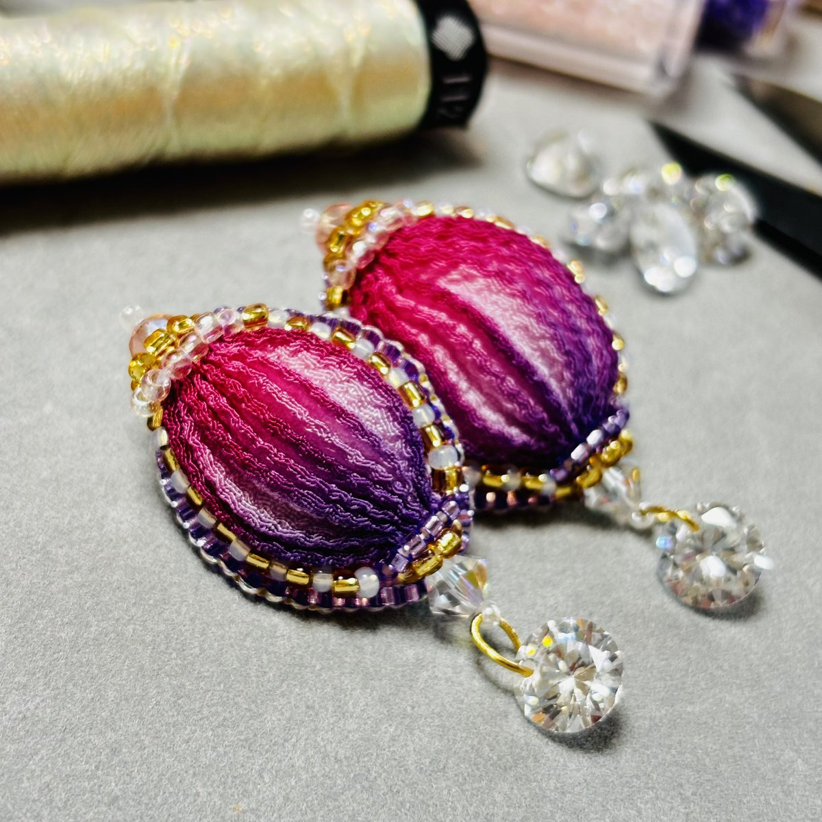 folkharmo228's tweet photo. おばあちゃんから依頼されたピアスその2
#ハンドメイド
#絞りリボンアクセサリー https://t.co/DchQ1FJ7fr