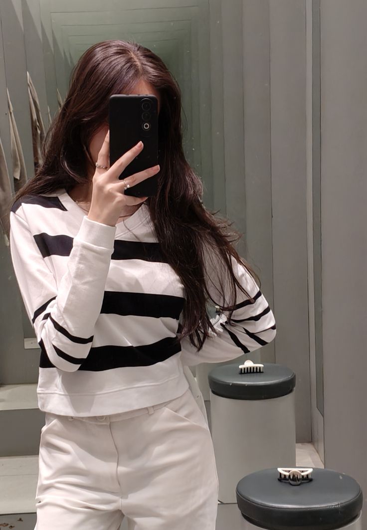 تم سے باتیں کروں تو یوں گماں ہوتا ہے 
جیسے تجھ میں کوئی میرے جیسا رہتا ہے"

#Abihasyed