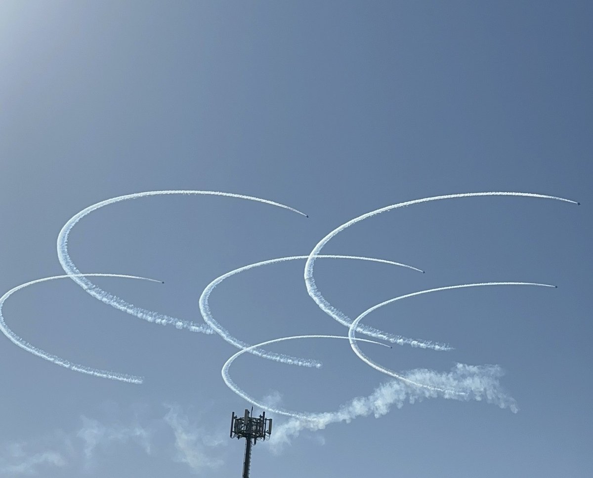 yukabaz's tweet photo. 小牧基地航空祭　ブルーインパルス

今年はお天気も良くて映えてます♪
ハートの中心に鉄塔が‥ https://t.co/g4D9RnXDXD