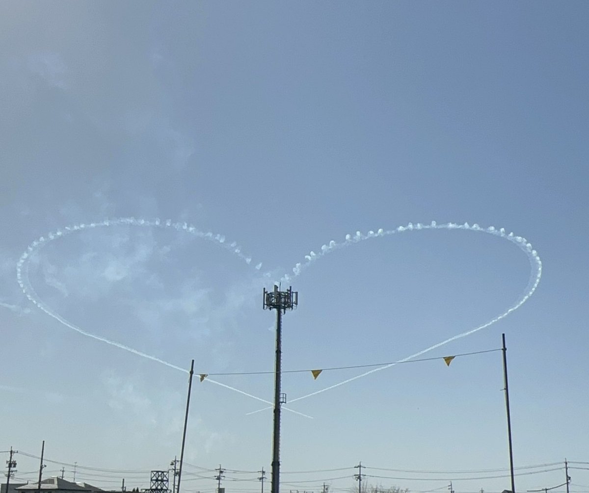 yukabaz's tweet photo. 小牧基地航空祭　ブルーインパルス

今年はお天気も良くて映えてます♪
ハートの中心に鉄塔が‥ https://t.co/g4D9RnXDXD