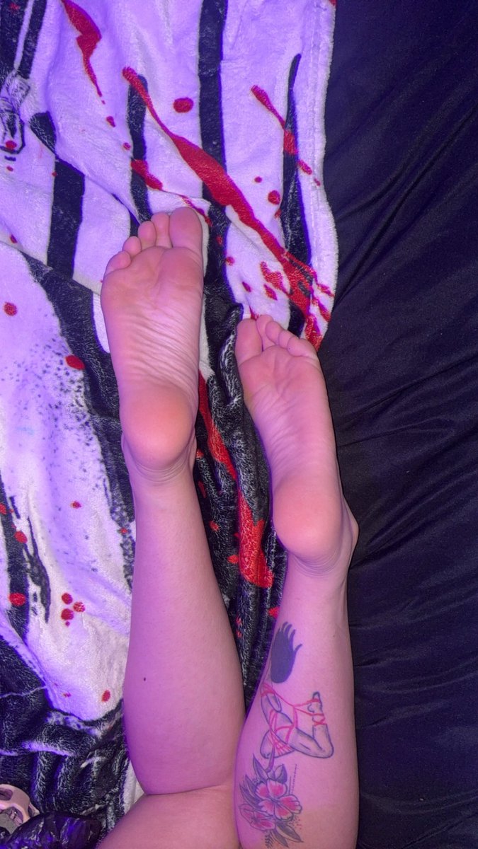 Good morning foot lovers 💗

Who’s sending for my coffee then ☕️