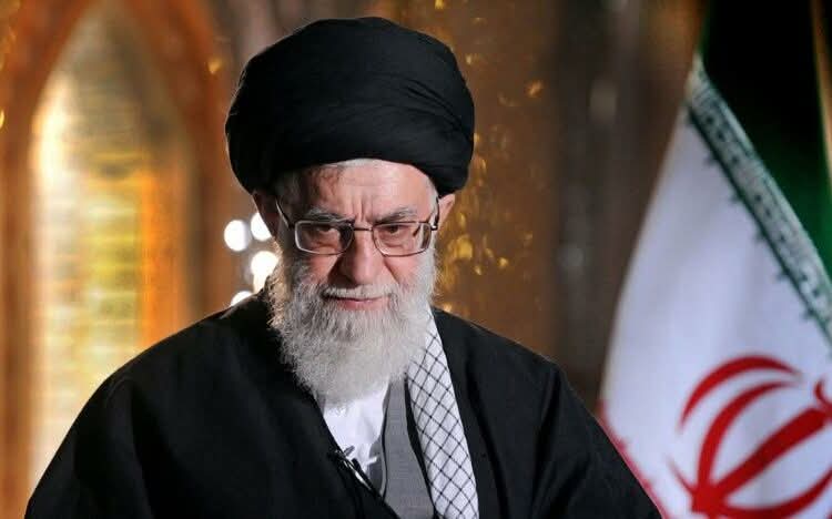 Hamaney yıllarca hizmet ettiği Amerika tarafından öldürüldü. 

Bugüne kadar İslâm coğrafyasında birçok zulüm ve katliama sebep oldu. 

Ancak #Iran da öyle büyük bir çürüme ve ihanet var ki sanki herkes Amerika'ya hizmet ediyor. Yoksa daha ilk günden Hamaney'in öldürülmesi,