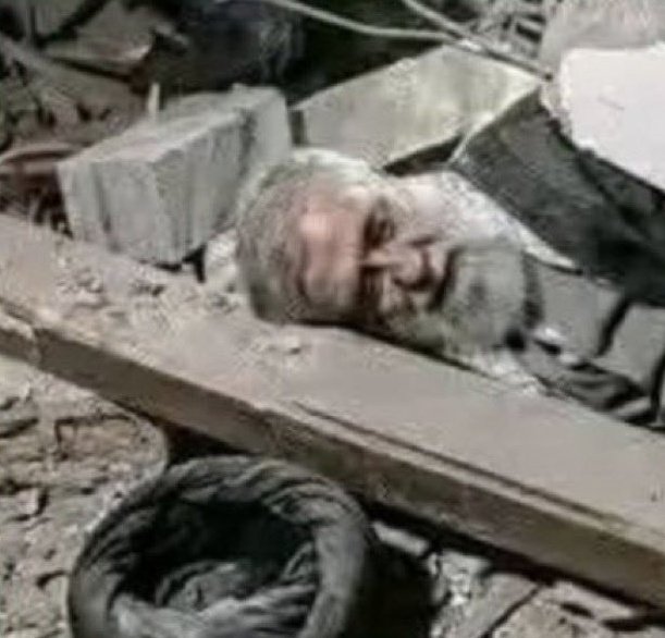 86 वर्ष की उम्र में भी आयतुल्ला अली ख़ामनेई ने अपने सरेंडर दास की तरह पीठ नहीं दिखाई। गोरों के आगे शीश नवाने के बजाय वतन के लिए जान दे दी। इतिहास ऐसे लम्हों को याद रखता है जहाँ उम्र नहीं, इरादे नौजवान होते हैं। #Khamenei