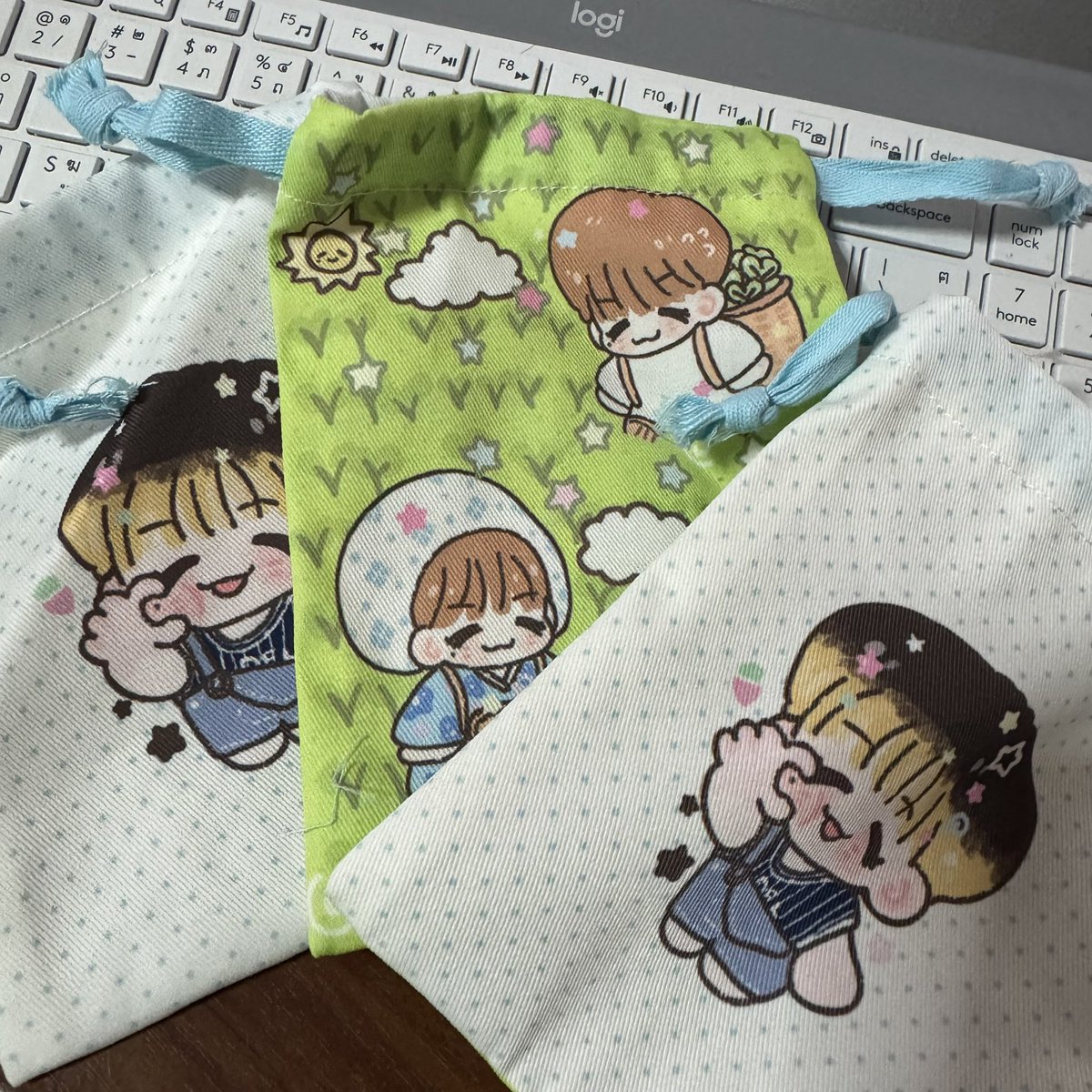 แจก ꒰՞ɞ̴̶̷̥⩊ɞ̴̶̷̥꒱֯♡

☁️ pp woven bag ลายเจโน่ 1 คน / ถุงหูรูดเจโน่ 1 คน
☁️ สะดวกออกค่าส่ง 40 บาท
☁️ โหวตรายการไหนก็ได้ / สตรีมขอมากกว่า3วัน
☁️ ยังไม่ต้องเมนชั่นหลักฐาน ขอดูตอนสุ่มค่ะ

#โหวตเพื่อเจโน่แจมิน