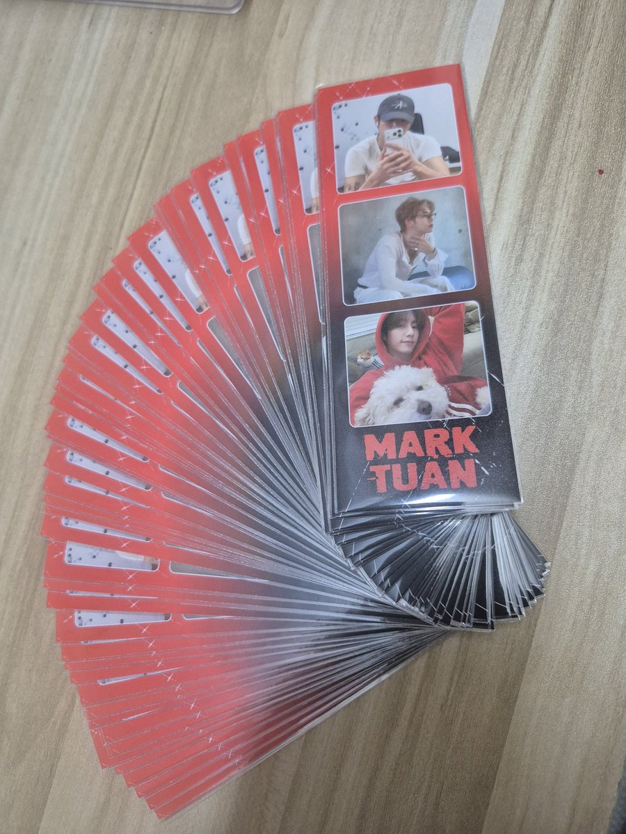 MarkReeya's tweet photo. ทำที่คั่นหนังสือมาแจก ใครเห็นมือแบบนี้สามารถมารับของแจกได้นร้าาาา สามารถทักได้เลย ไม่ต้องเกรงใจ เค้าเดินถ่ายรูปวนอยู่รอบๆงานนี่แหละคร้าบบบบ
#MarkTuanTheShapeOfYou_BKKD2 
#MarkTuanFanconBKK2026 
#marktuan https://t.co/tyVHbY1qFw