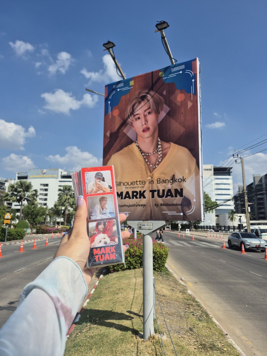 MarkReeya's tweet photo. ทำที่คั่นหนังสือมาแจก ใครเห็นมือแบบนี้สามารถมารับของแจกได้นร้าาาา สามารถทักได้เลย ไม่ต้องเกรงใจ เค้าเดินถ่ายรูปวนอยู่รอบๆงานนี่แหละคร้าบบบบ
#MarkTuanTheShapeOfYou_BKKD2 
#MarkTuanFanconBKK2026 
#marktuan https://t.co/tyVHbY1qFw