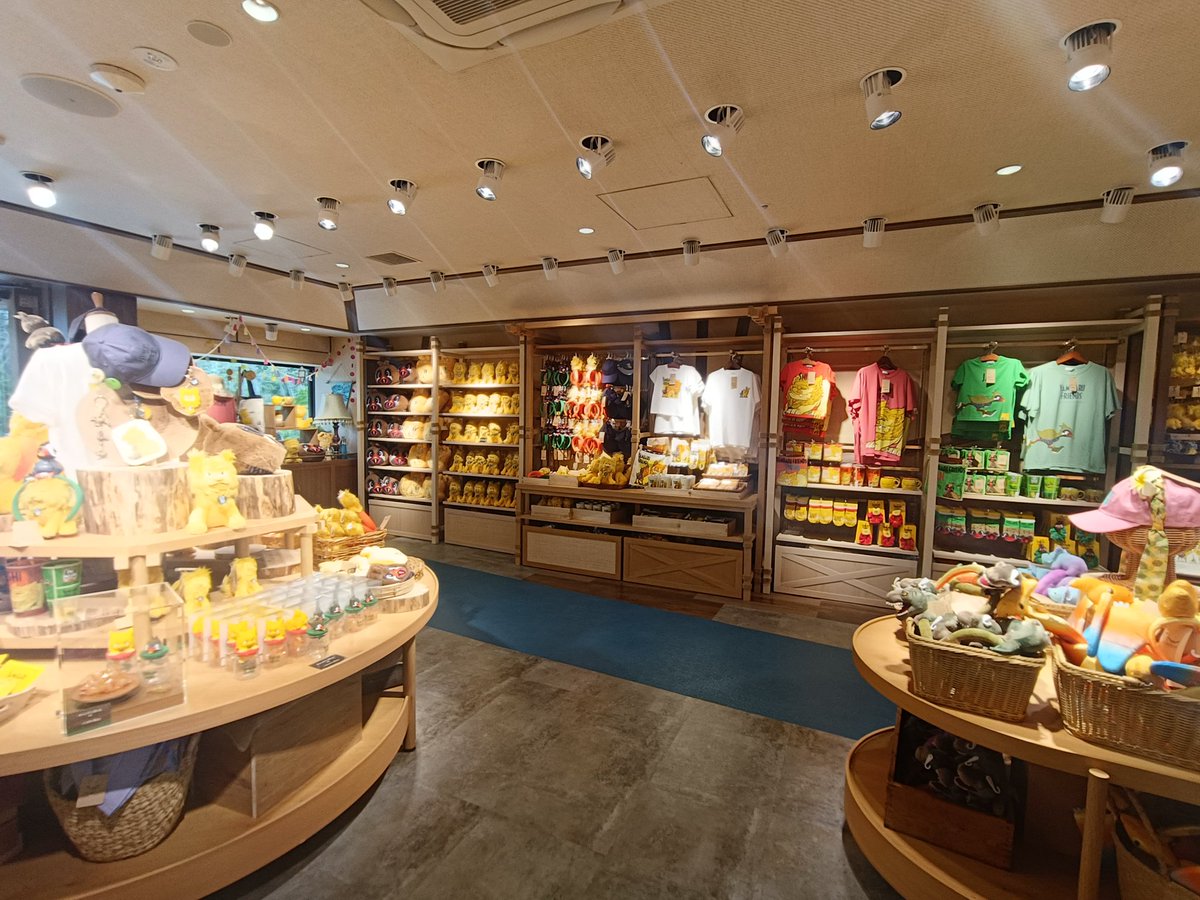 iam_yu's tweet photo. ジャングリアご飯は美味しかった♪
すぐ買えるのでいい（笑）
レストランはガラガラで席取り���要（笑）

お土産も可愛いのがたくさんあったよ😳 https://t.co/dH1HdwzyQi
