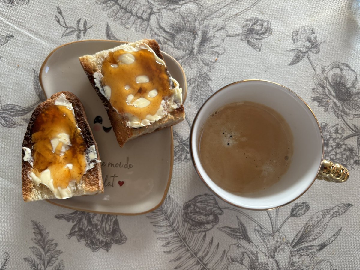 Un #dimanchetartines ensoleillé qui met du baume au cœur. Bon dimanche à toutes et tous 😘😘 un petit clin d’œil à la créatrice de cette ravissante assiette à retrouver sur Instagram Leli.creations