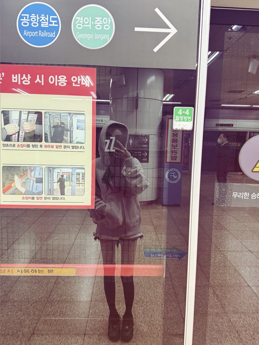 방청소하다가 택도안뗀 슈프림슬리브발견 긍데 이제 추워서 영원히 후집을 안벗는거임..........