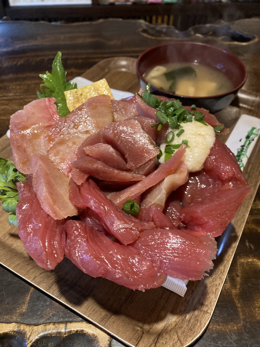 3030fukushima's tweet photo. 福島県郡山市内にて

和食の三大名店のあの味を求めて…

とっても美味しかったです

※御飯大盛り無料は良く聞きますが
マグロ大盛り無料は他に無いですね(^^)

#蔵王城 #生マグロ丼 #郡山 #名店 https://t.co/nEZKdSWIKh