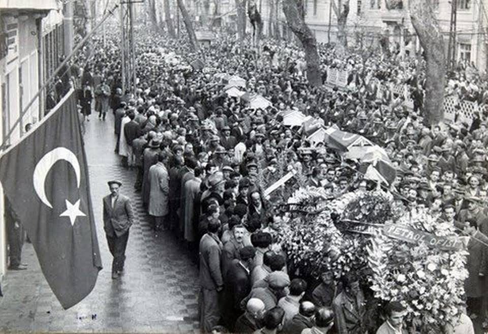 1 Mart 1958’de Donanma camiamız tarifsiz bir acı yaşadı. Çoğunluğu Gölcük’te görevli bahriyelilerin evlatları olan lise öğrencilerini taşıyan 72 numaralı Üsküdar Vapuru, İzmit’ten hareketinden kısa süre sonra fırtınada battı.

500’ü aşkın yolcudan yaklaşık 40 kişi kurtuldu;