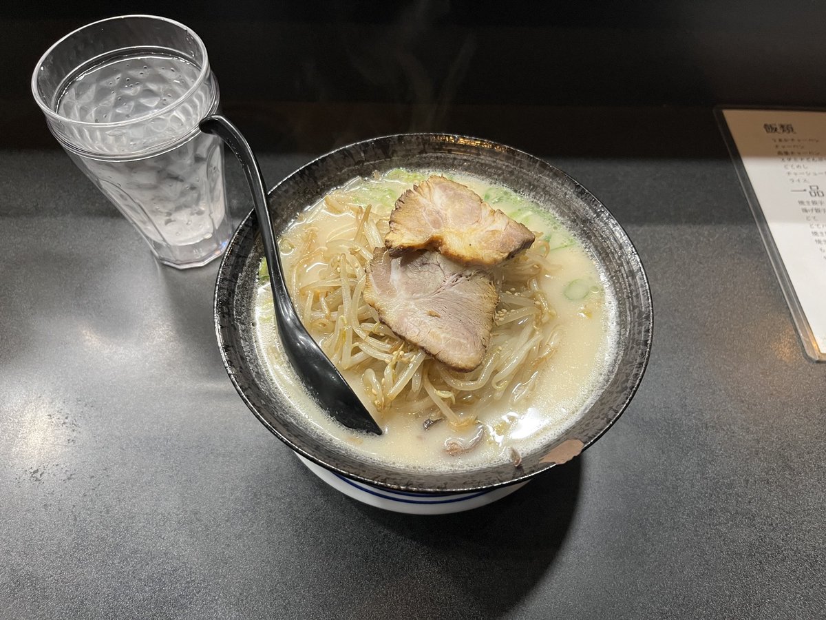 katu_twi's tweet photo. 昨日のスタジオ撮影アフター
「九州ラーメンうまか」さんで
「うまかチャーハン」と「もやしラーメン とんこつ」
駐車場の空き残り一つ、受付後も車でしばらく待つくらい混んでました。
席数多くないのもあるけど混むのも納得の美味しさでした。
チャーハンが目当てでしたが、ラーメンも美味しかった！ https://t.co/EfLzdjPwk2