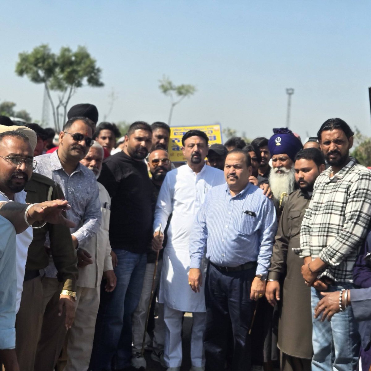 RakeshPrashar_'s tweet photo. ਯੁੱਧ ਨਸ਼ਿਆਂ ਵਿਰੁੱਧ ਮੁਹਿੰਮ ਤਹਿਤ ਅੱਜ ਬ੍ਰਾਹਮਣ ਵੈਲਫੇਅਰ ਬੋਰਡ (ਪੰਜਾਬ ਸਰਕਾਰ) ਚੇਅਰਮੈਨ ਪੰਕਜ ਸ਼ਾਰਦਾ ਜੀ ਦੀ ਅਗਵਾਈ ਹੇਠ ਜਗਰਾਓਂ ਪੁੱਲ ਤੋਂ ਮਾਤਾ ਰਾਣੀ ਚੌਂਕ ਤੱਕ ਕੱਢੇ ਗਏ ਜਾਗਰੂਕਤਾ ਮਾਰਚ ਵਿਚ ਹਿੱਸਾ ਲੈਂਦੇ ਹੋਏ I https://t.co/aRLG2AtUoQ