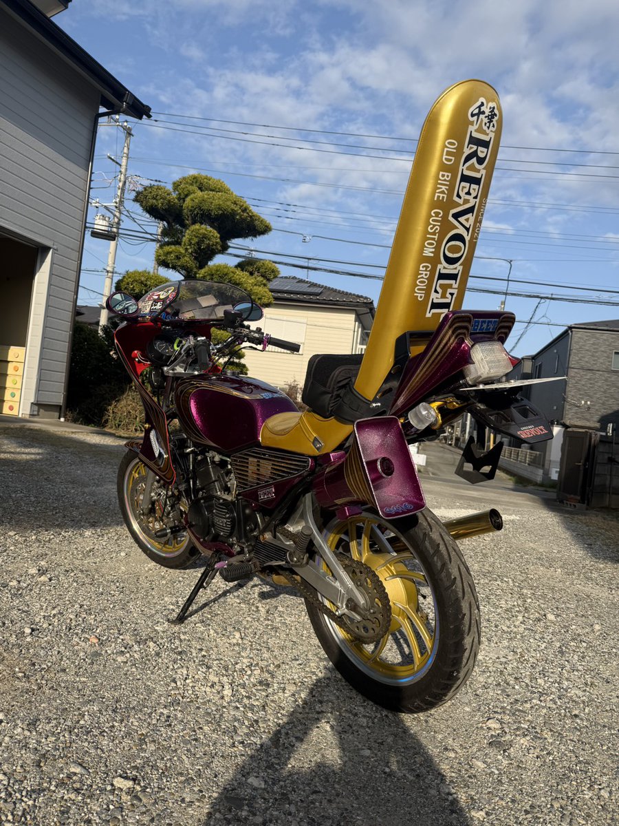 ﾊﾞｲｸのｶｽﾀﾑﾍﾟｲﾝﾄ屋の作業風景 tweet media