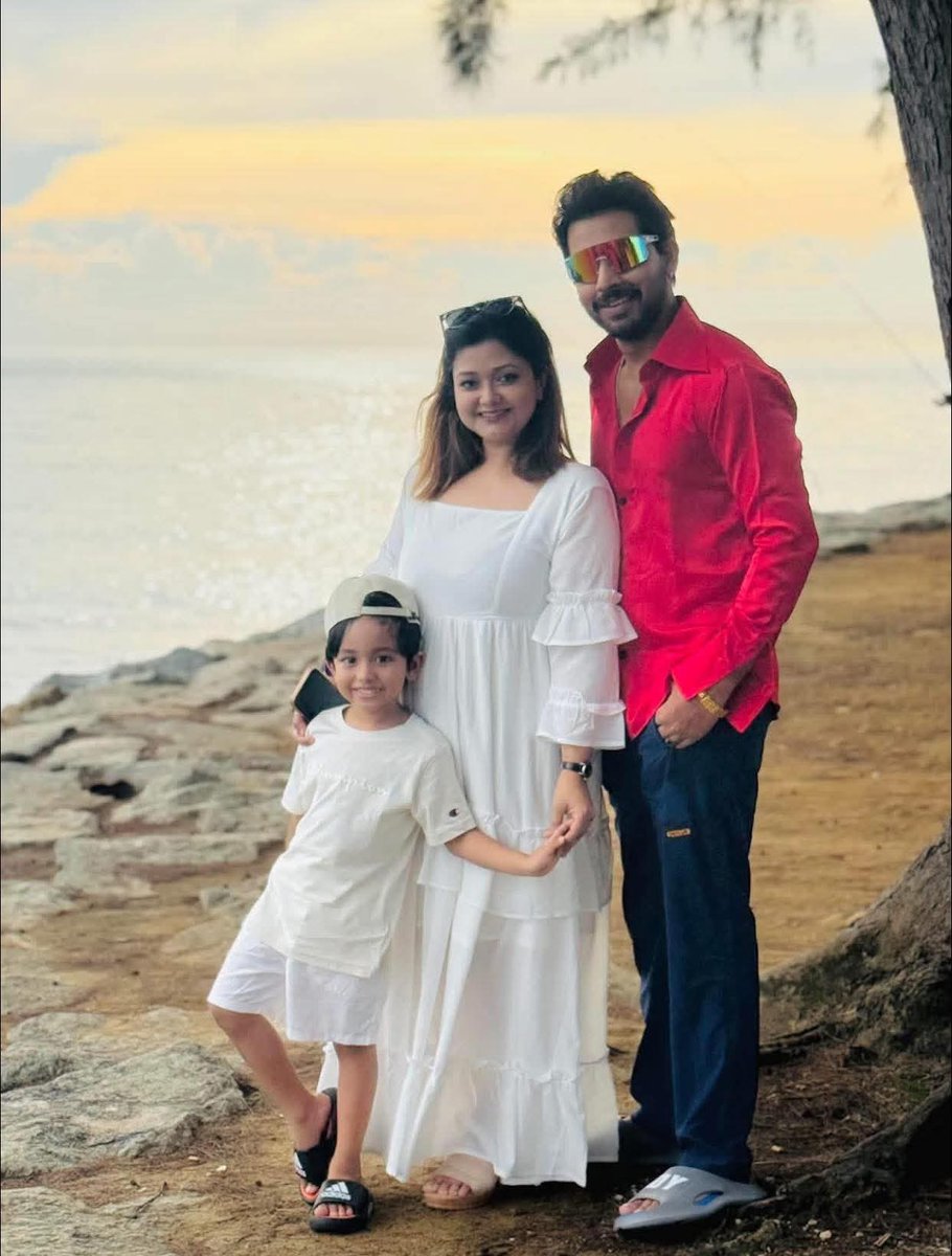 আচ্ছা? 
আরও কতটুকু সুন্দর বউ বাচ্চা থাকলে একজন হাসবেন্ড পরকীয়া করবে না? 

প্রেম এবং বিয়ে মিলিয়ে ১৯ বছরের সম্পর্ক তাদের। অথচ বাইরের একটা মেয়ের জন্য সব শেষ।
একটা মেয়ে হয়ে কিভাবে আরেকটা মেয়ের সুখের সংসার নষ্ট করে?