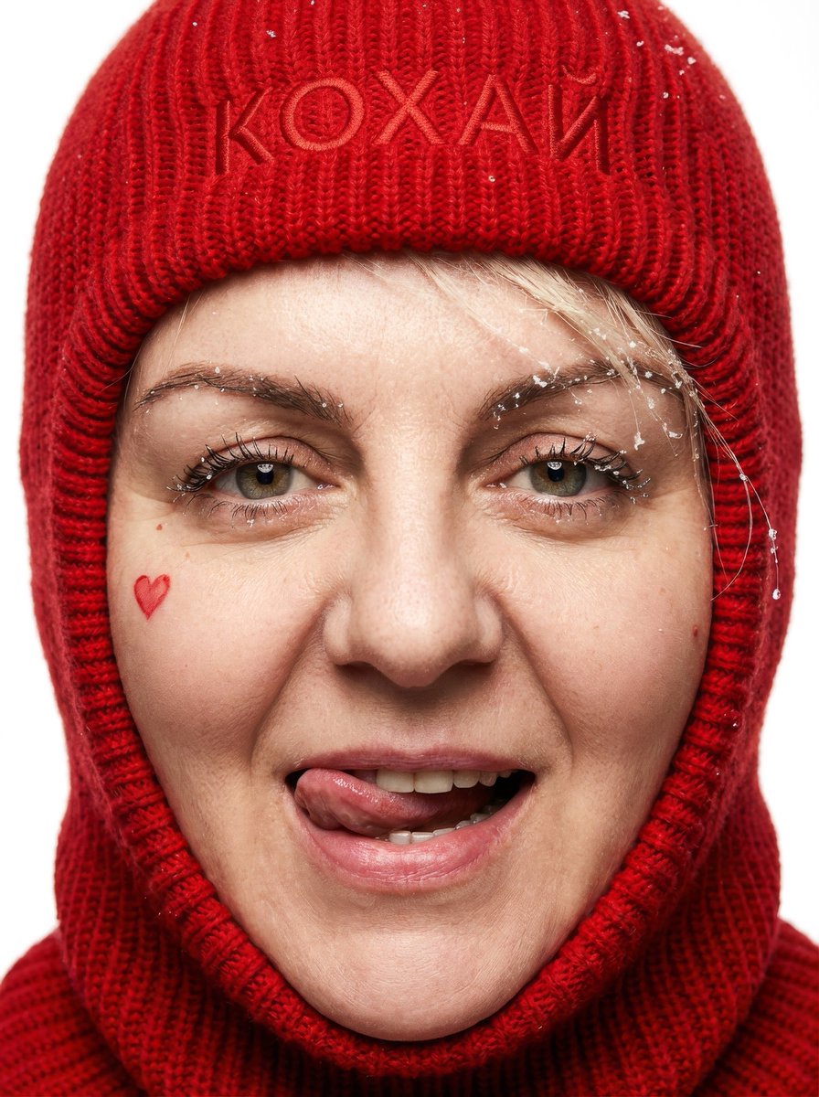 irena_druzenko's tweet photo. Цю маленьку фотосесію я зробила для пані, яка лежала зі мною в палаті в інституті раку. Зараз вона ще проходить хімію та промені і цей мій подарунок неймовірно підняв їй настрій. В ней в житті не було професійних фото. А тут вона написала «я б сама себе трахнула». 

Лбдина - вогник, запальна, обожнює життя, допомагає людям, сама працює адміном на мрт в інституті раку. 

Ми подружились. І ця історія про те як аі може змінювати настрій людей на краще. 

Я після операції в липні ще досі виглядаю жахливо, я постаріла на 15 років за тиждень. Я досі не можу скинути ті кляті набряки, багато чого не можна, я не відчуваю половину тіла, але даючи людям таку маленьку радість і мені стає краще. 

Для онко хворих або після я роблю це абсолютно безкоштовно. Звертайтесь, для інших поки що за донат на їжу для моїх тварин 🙏❤️

#аі_photo #ai_photoshoot #фотосесія #ші