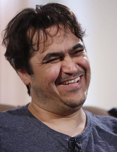 تو از دلِ محفلِ خامنه‌ای بیرون اومدی و جلوش ایستادی و رسواش کردی. تو «پسر مُلّا» بودی، اسم خمینی رو بهت داده بودن اما دودمان مُلّاها رو به باد دادی و در همین راه هم اعدام و کشته شدی.

نیما، آمد نیوز که؛ علی خامنه‌ای دیگه زنده نیست!
مطمئنم اگه بودی همین‌جور از ته دل می‌خندیدی…