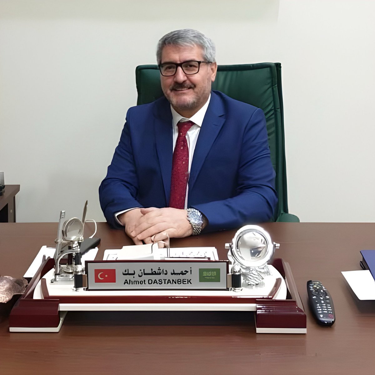 Mekke’deki para sayma görüntülerinden kısa bir süre sonra, hakkındaki soruşturma tamamlanmadan Diyanet’ten emekli olan Ahmet Daştanbek’in MÜSDAV’ın Mekke sorumlusu yapıldığı ortaya çıktı. (Birgün - Mustafa Bildircin)