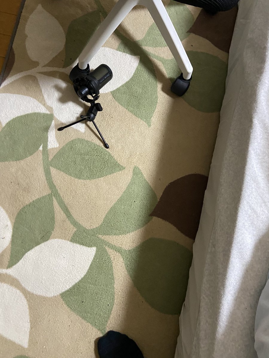 gihuboy's tweet photo. パン粉さんはよ帰ってくれんかな、、、
タイプCケーブル使いたかったんやね、マイクのケーブル、パソコンから引っこ抜いたんやね。せめてマイクくらいちゃんと机に置こうや。
文句いいたくでもべろべろで俺の布団とマットで勝手に寝てるから何も言えんわ、、、はよ帰ってくれ https://t.co/BPVn1gDyxq