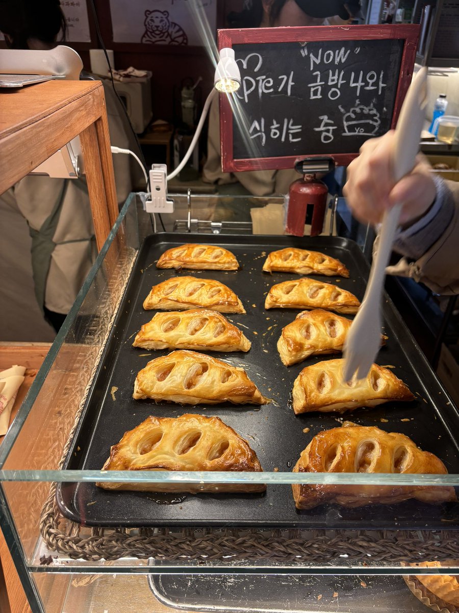 Mrs_breadx2's tweet photo. 🥧 서울숲 호과당

파쟉 뜨뜻 갓 나온 파이를 먹을 수 있뜸!! 
서울숲 초입에서 산 다음에 기영이처럼 먹으면서 주변 구경해주면 되..🚶‍♀️‍➡️ https://t.co/8GeEf1tMhm