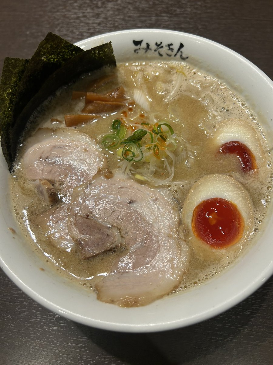 みそきんさん新店舗おめでとうございます！
実はみそきんさん行ってきました！
本当にこんなに美味しいラーメンあるんだってビックリしました
HIKAKINさんが大好きなラーメン屋さんを開店できたこと、美味しい、嬉しい感情が混ざって涙が溢れ出そうになりました
店舗での辛みそきんも楽しみです！