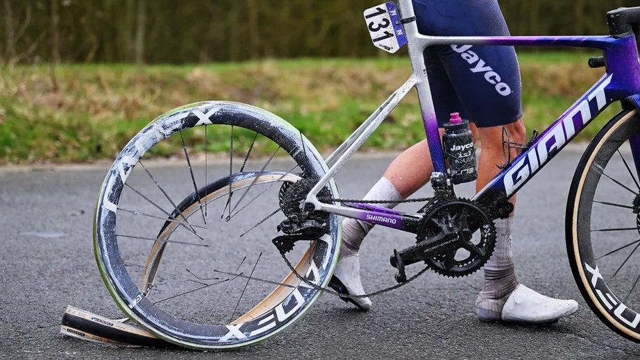 #OHN26 🇧🇪 / 🇧🇪 Amaury Capiot (JAY) a été victime d’une défaillance catastrophique de sa roue arrière hookless à l’Omloop Het Nieuwsblad. Son pneu et la roue ont cédé en course, mais le Belge a évité la chute et toute blessure. cyclingnews.com/cycling-tech-c…