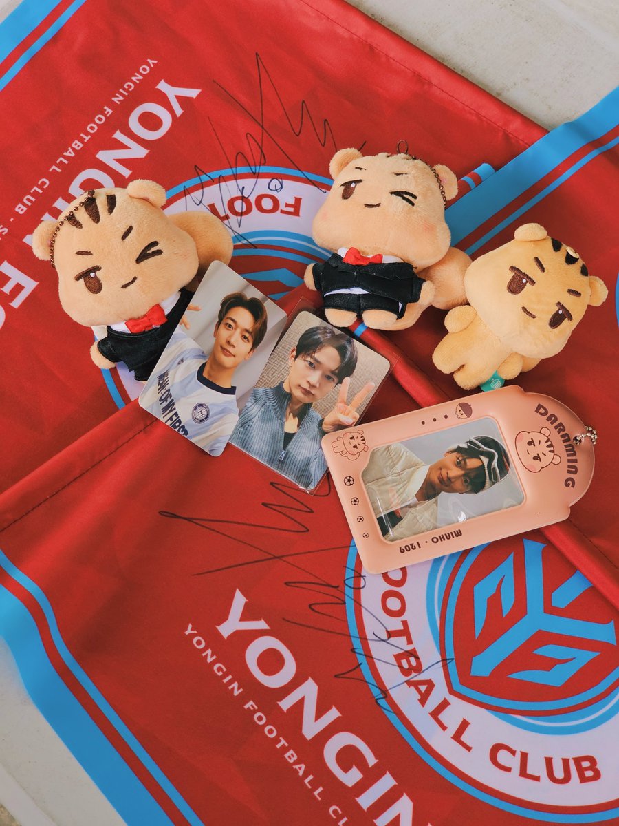 깃발에 감독님 싸인 받음🥰 민호 1등한거 보셨어요? 하니까 1등했다고 문자왔는데 머하는지도 몰라.. 이러셔서 빵터지고 하이록스 1등해서 대만 뉴스에도 나왔어요! 근데 민호가 진짜 콘서트한다고 햇어요? 하니까 그렇다고 하심ㅠㅠㅋㅋㅋㅋㅋㅋㅋㅋㅋㅋ