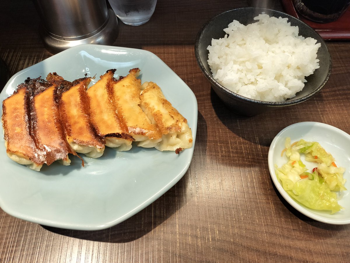 今日の朝食兼昼食兼夕食はみんみん餃子。