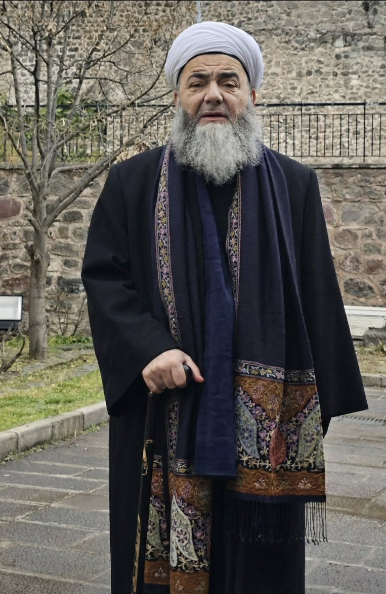 IŞİD’in, Vehhâbîlerin ve vatan hainlerinin; asker ve polis düşmanlarının korkulu rüyası, yerli ve millî hocamız Cübbeli Ahmet Hoca’ya Rabbim uzun ömürler versin.” 🤲 🇹🇷