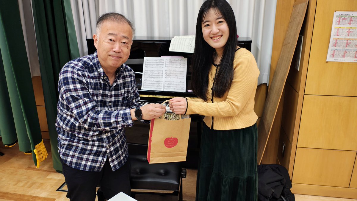 Teraotoko_choir's tweet photo. 定演（#てらおとこ9）も終わり、本日は次の広島女声合唱団さんの定演への賛助に向け、合同曲の初練習を行いました💪

そして、練習をサポートしてくださったピアニストの山尾さんが東京に進学されるため、皆でこれまでの感謝を込めてプレゼントをお送りしました✨
新天地でのご活躍を祈念します！ https://t.co/GkF6piXqrv