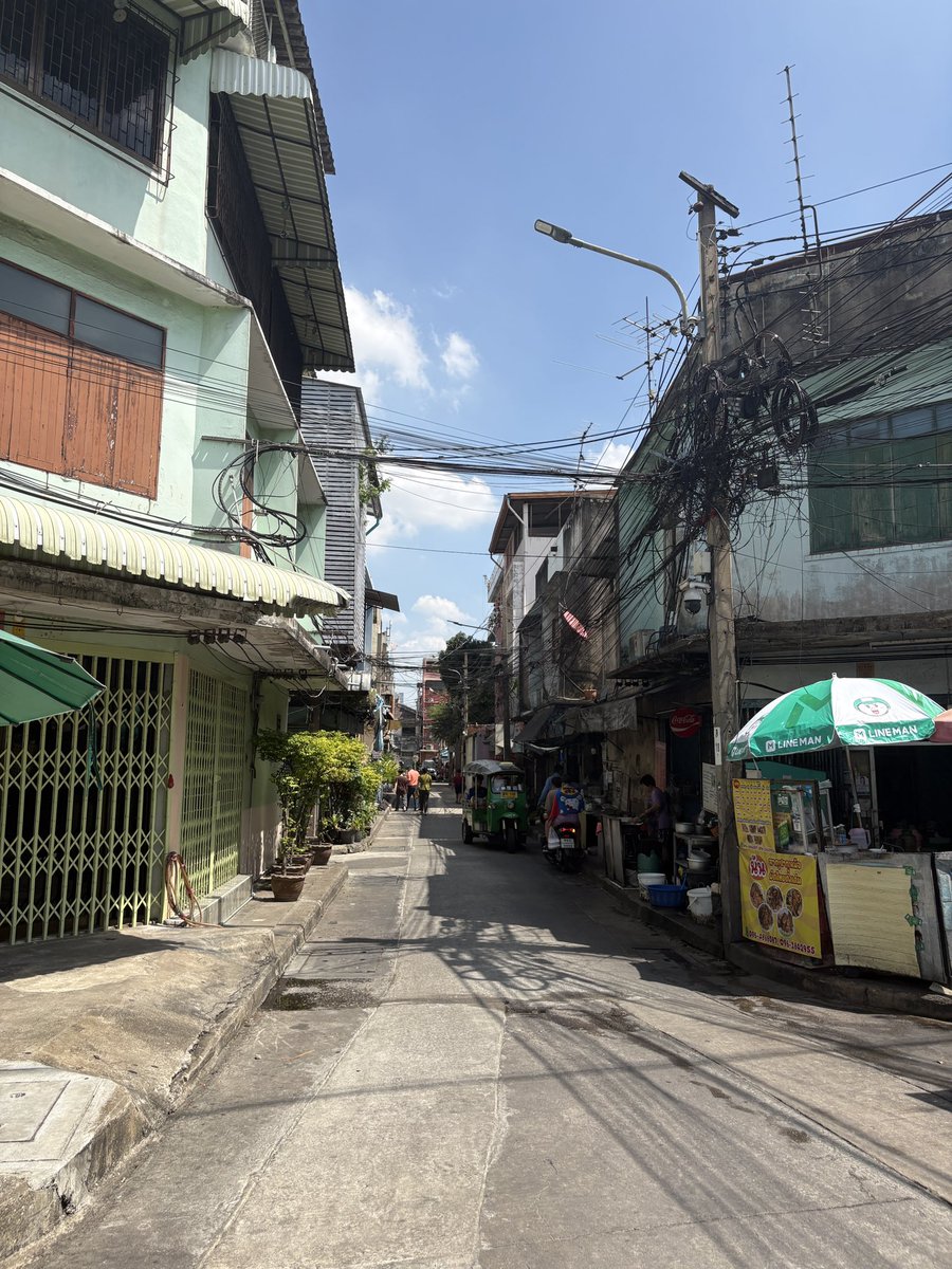 路地をフラフラ歩いて見て回ってる これだけ十分楽しい。幸せだなぁ